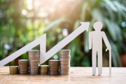 如何知曉基金分類中的A類C類區(qū)別？A類C類在投資選擇上有何不同？
