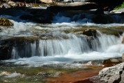 夢(mèng)中的水之流，夢(mèng)中的水之流，追尋心靈的寧?kù)o與深邃。