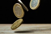 如何理解紙黃金與期貨的區(qū)別？這些區(qū)別如何影響投資策略？