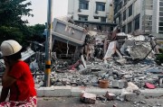 “相當(dāng)于約一千顆原子彈”！強(qiáng)震后的緬甸曼德勒40℃高溫，中國(guó)翡翠商人擠在后備廂緊急逃難