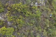 “華南F3”清明祭祖用上高科技：無人機(jī)吊運祭品上山