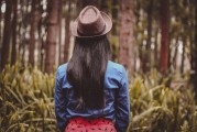 女人夢到頭發(fā)掉了好多，解析夢境與心理暗示，女人夢到頭發(fā)大量掉落的心理暗示與解析
