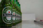 飛天茅臺散瓶跌破2300還沒止跌，原箱2365元，茅臺先穩(wěn)股價超30億元首次回購