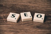 SEO優(yōu)化的網站對提高網站排名、吸引更多流量具有重要作用。SEO是指搜索引擎優(yōu)化，它主要包括網頁優(yōu)化、外部鏈接建設、用戶體驗優(yōu)化等多方面。，網絡營銷，如何進行有效的SEO優(yōu)化以提升網站排名和流量