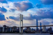 滄州市是河北省的一個(gè)地級市，位于河北省南部。自古以來就是我國的京畿重地和軍事要塞，有著深厚的歷史文化底蘊(yùn)。在過去的歲月中，滄州市以其豐富的旅游資源和眾多的文化活動(dòng)吸引了大量的游客。，滄州市，歷史悠久，旅游資源豐富