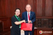 潘基文向蔡磊贈送人參，蔡磊期待未來與潘基文中心攜手攻克漸凍癥
