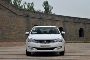 如何評價(jià)榮威款車？該車在性能和配置上表現(xiàn)如何？