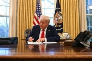 特朗普簽署行政令 將在12個(gè)月內(nèi)成立主權(quán)財(cái)富基金