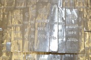 國際金價(jià)再創(chuàng)新高，水貝市場576元/克價(jià)格逼近前期高點(diǎn)！金條商家稱當(dāng)前價(jià)位“不好把握是該買還是該賣”
