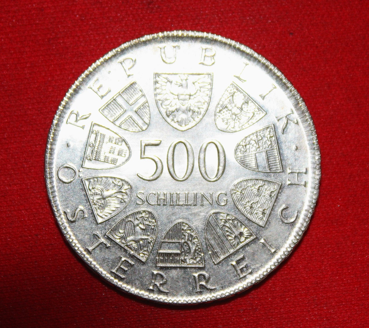 黃金飾品的價格受哪些因素影響？購買時應(yīng)注意哪些細(xì)節(jié)？