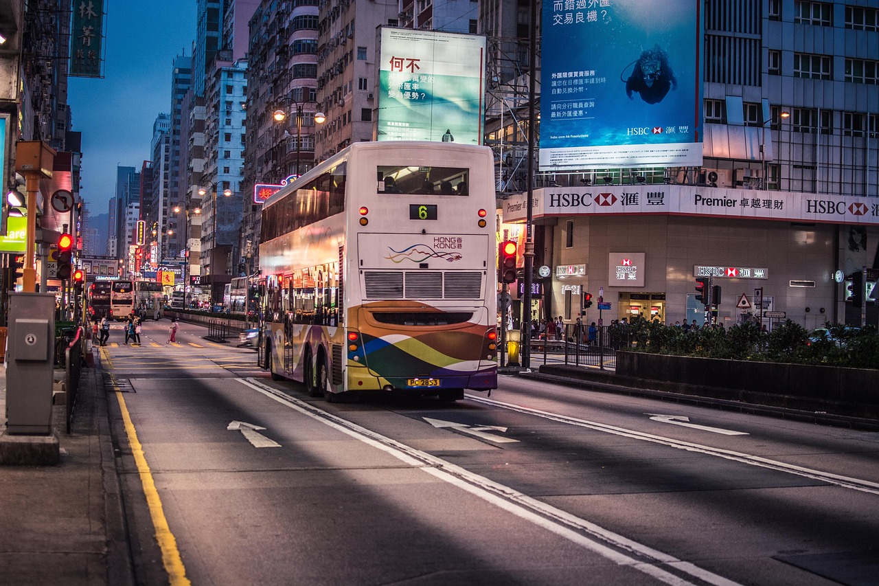 【美股】納指收跌4%創(chuàng)2022年9月以來最大跌幅，特斯拉重挫15%距高點(diǎn)已腰斬