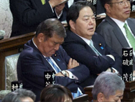 日本政府回應(yīng)石破茂選舉時“打瞌睡”，有網(wǎng)民不買賬：這是在瀆職