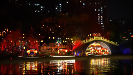 水上苗鄉(xiāng)數(shù)字夜游，光峰科技以崖壁為幕打造光影世界