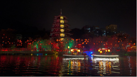 水上苗鄉(xiāng)數(shù)字夜游，光峰科技以崖壁為幕打造光影世界