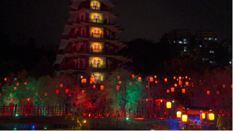 水上苗鄉(xiāng)數(shù)字夜游，光峰科技以崖壁為幕打造光影世界