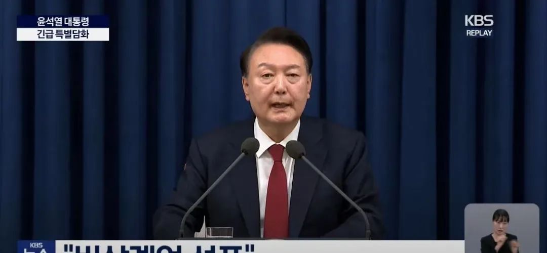 深夜！韓國(guó)亂了！國(guó)會(huì)前出現(xiàn)沖突，戒嚴(yán)司令部發(fā)聲！三星電子、韓元暴跌！