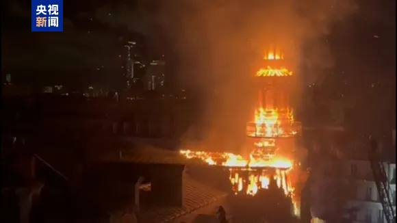 法國巴黎百年古建遭遇火災(zāi) 三十米高鐘樓被燒毀