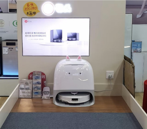 年輕人追捧“電子年貨”！掃地機(jī)器人熱銷，科技感與煙火氣交融｜新春走基層