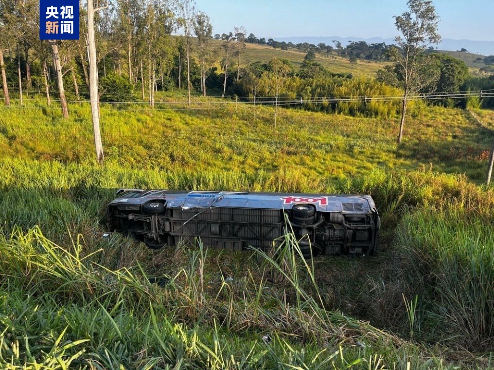 巴西一長(zhǎng)途客車墜崖造成1死25傷