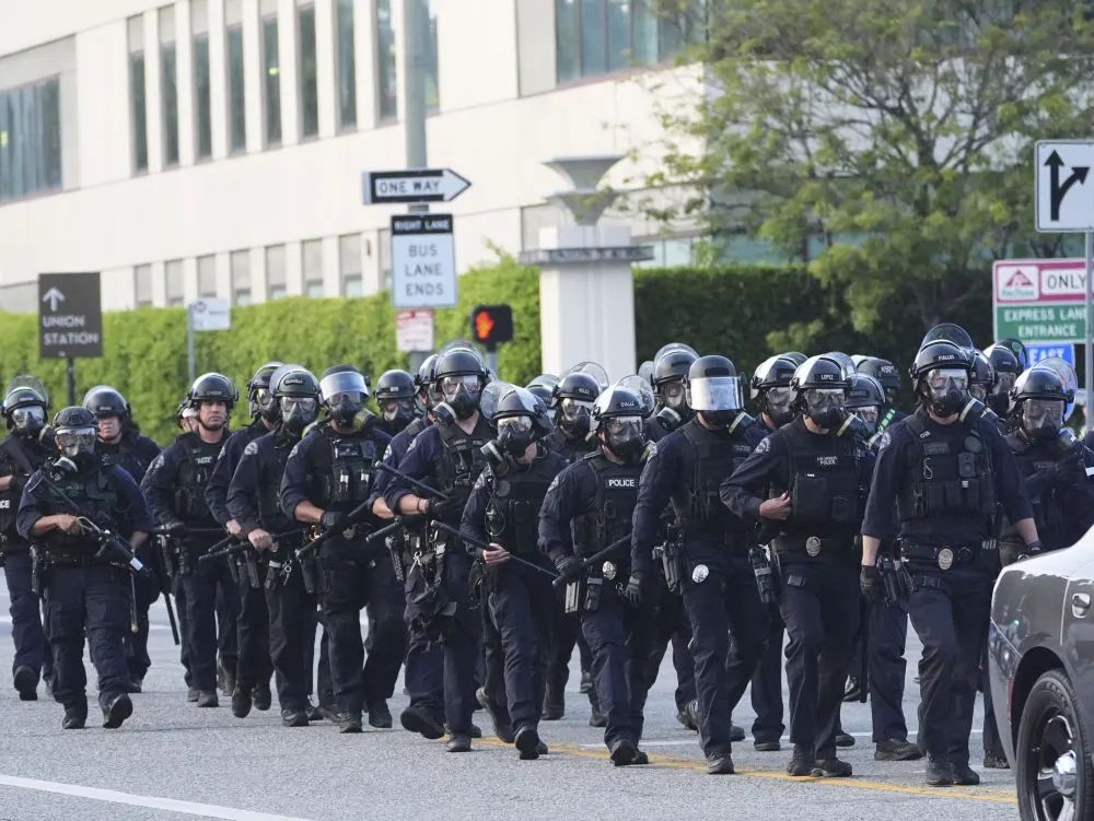 洛杉磯亂了！“美國現(xiàn)役海軍陸戰(zhàn)隊正高度戒備”
