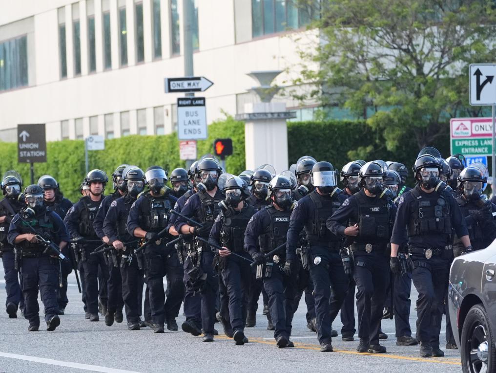 洛杉磯亂了！特朗普下令部署國(guó)民警衛(wèi)隊(duì) 防長(zhǎng)稱或出動(dòng)軍隊(duì)